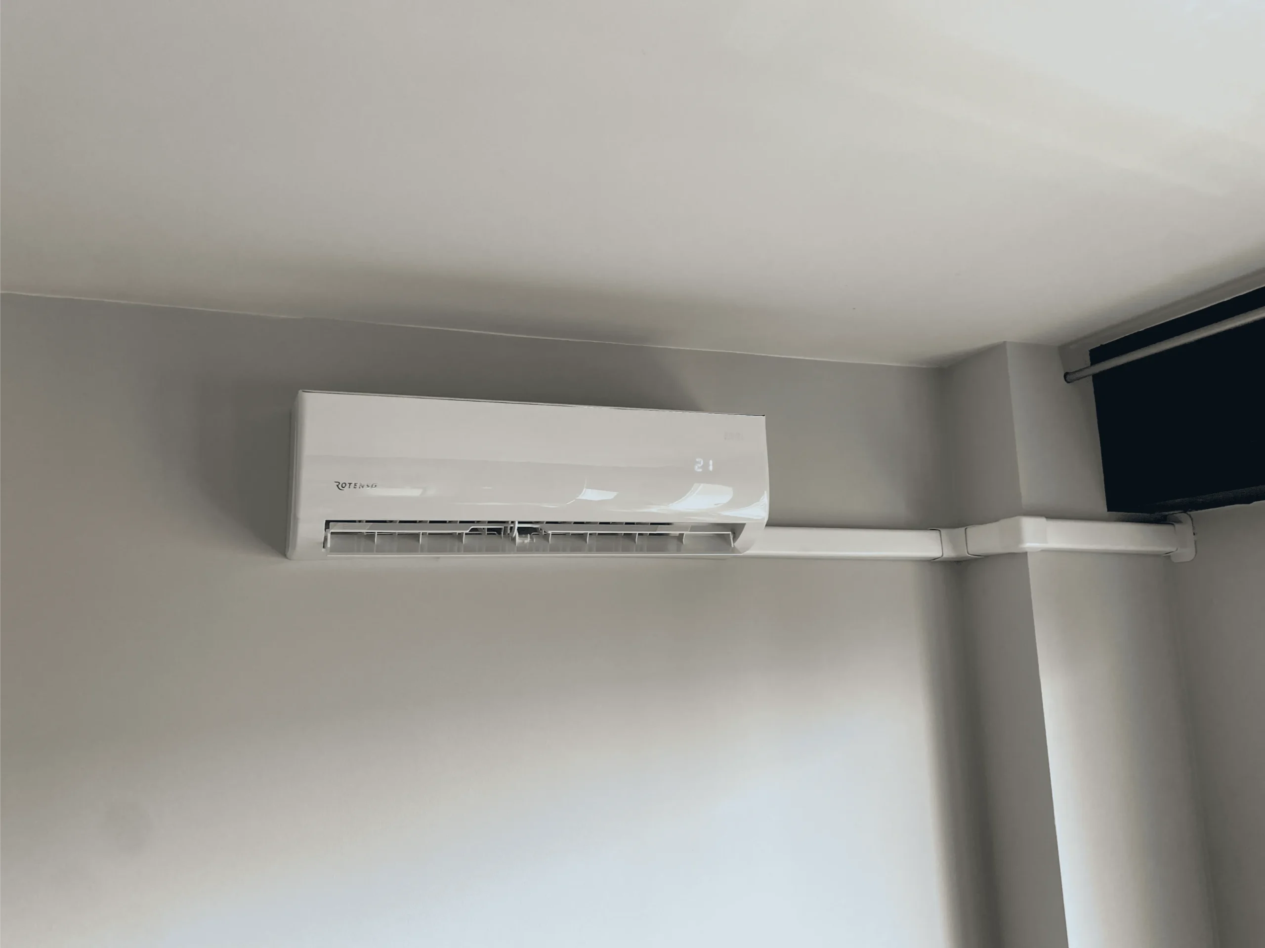 Ścienna jednostka klimatyzacji zamontowana w pomieszczeniu, usługa Klimatyzacja