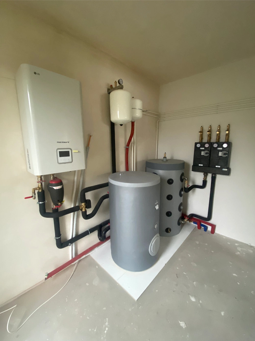 Hydraulika: pompa ciepła naścienna z dwoma buforami, naczyniem przeponowym i rozdzielaczem obiegów