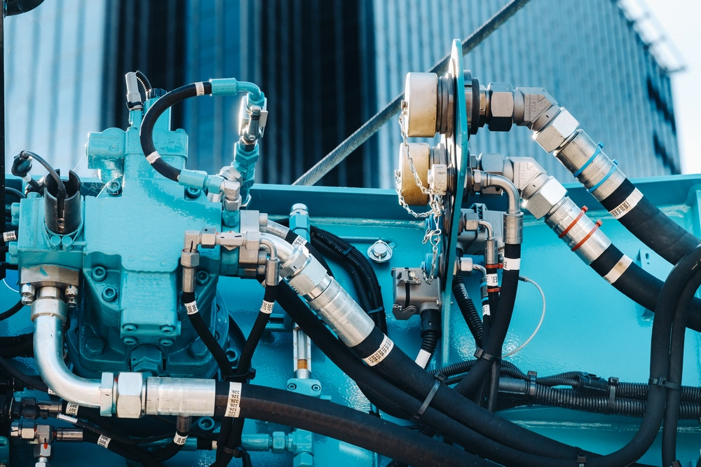 Zespół przewodów i złącz hydraulicznych na niebieskim module maszynowym – Hydraulika