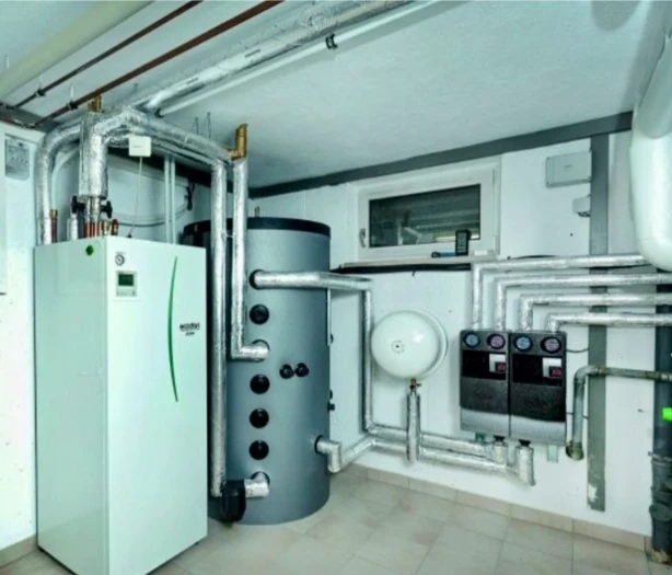 Instalacja hydrauliczna kotłowni z pompą ciepła, buforem ciepła, naczyniem wyrównawczym i rozdzielaczami – Hydraulika